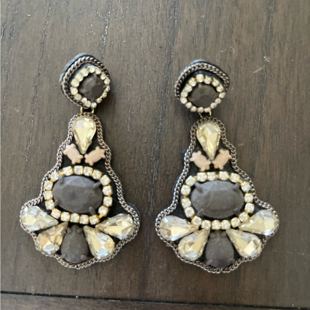 Super cute boutique statement earrings!